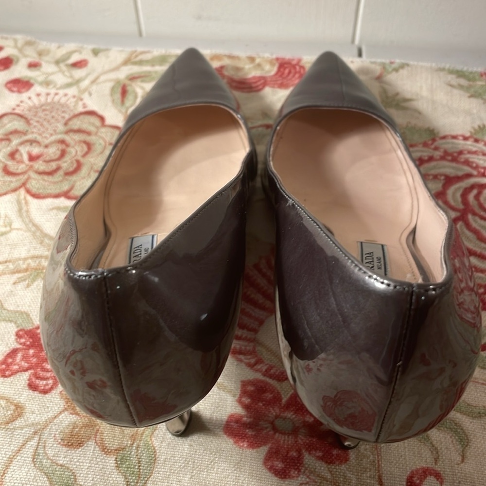 Prada Elegant Khaki Patent Leather Silver Women's Heels - Picture 4 of 10